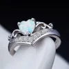 Fashion White Fire Opal Stone Natural Heart Crystal Anneaux Femmes Dames Bagues Cadeaux bijoux Banne d'anniversaire de fête de mariage