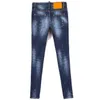 Junge Frau, gelbe 5-Pocket-Jeans mit Leder-Patch-Detail, niedrige Taille, schmal geschnittene Denim-Hose, coole Mädchen