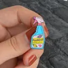 Miss Zoe Cartoon Detergent Verwijderen Repellent Stijl Emaille Pins Badge Denim Jasje Sieraden Geschenken Broches voor Dames Mannen