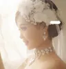 ブライダルの手作りの帽子、レースの花、結婚式の真珠、ダイヤモンドのウェディングドレス、アクセサリー。