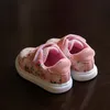Lindos zapatos de bebé para niñas mocasines suaves zapatos 2018 primavera negro flor bebé niña zapatillas niño recién nacido zapatos primer andador