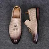 Luksusowe Letnie Mężczyźni Tassel Point Toe Pattern Skórzane Mokasyny Niebieski Czerwony Żółty EUR Rozmiar 38-43 Ślub Randki Buty Barber M536