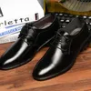 男性のビジネスのドレスの靴のためのブラックオフィスの靴の靴男性オックスフォードレザーメンズのウェディングシューズ本革ザパトスデホモブルデヴェスターフォーマル