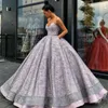 Dubai Gorgeous Lace Ball Gowns Prom Klänning Sexig Stroplös V-Neck Ärmlös Aftonklänning Fantastisk Bodice Lace-up Princess Quinceanera Klänningar