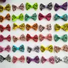 100 unids / lote 1.4 "Mezcla de color estampado de leopardo Arco Pet Dog Hair Clips Pequeño Bowknot Grooming Topknot Hair Bows Puppy Cat Accesorios para el cabello