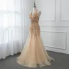 2018 elegantes Halfter goldenes Organza bodenlanges Strass-Abendkleid Sexy rückenfreies ärmelloses Meerjungfrau-Abschlussballkleid Perlengürtel Partykleid