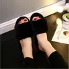 2023 Maomao Sandals 패션 두꺼운 바닥 여성 홈 인테리어 안티 스틱 신발을 차지하는면 슬리퍼를 미루는 단어