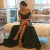 2020 Tanie Dark Emerald Green Prom Dresses Off Ramię Satynowe Koronki Aplikacje Split Cap Rękawy Sweep Party Dress Formalne Suknie Wieczorowe