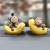 Décorations de tableau de bord d'amour de singes mignons créatifs ornements de bureau à domicile de voiture meilleur cadeau de vacances (amour/banane de singe)