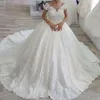 3D-بتلات الكرة بثوب الزفاف اللباس الرباط يزين معطلة الكتف أكمام مثير فساتين الزفاف الرومانسية فساتين الزفاف دبي العربية الأميرة