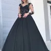Mangas largas negras Vestidos de baile Escote redondo sexy Apliques de encaje Vestido de fiesta de satén Vestido de fiesta Elegante Arabia Saudita Vestido de noche de celebridades