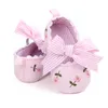 新生児の女の子の靴幼児幼児プレワルカーボウノット刺繍入りベビーベッドシューズフラワーソールソール