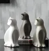 Statua di gatto fortunato in ceramica minimalista decorazioni per la casa artigianato decorazione della stanza figurine di animali in porcellana maneki neko decorazione di nozze