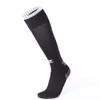 最高品質のプロのスポーツサッカーソックス通気性の速いドライコンプレッションソックス膝の高い長いストッキングソックス男性女性のための靴下