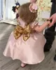 Baby-Różowy Maluch Kwiat Dziewczyny Suknie Krótki Rękaw Chic Łęk Złoty Cekiny Pierwsze Suknie Komunikacja Wielopięciowa Długość Herbata Urodzinowa Suknia Party