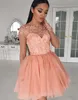 Modna iluzja koralowa z długim rękawem Suknie Seksowne Tulle Zroszony Aplikacja Homecoming Party Sweet 16 Krótkie suknie wieczorowe Vestidos 2018
