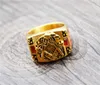 18K Gold Plating Anel de design exclusivo 316 Aço inoxidável MEN039S RING PARTILHO DE JOIXAS DE JOIXA REGALIA REGALIA MASONONO com Red Stone5481937