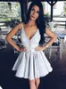 Silver White Short Homecoming Dresses Sexy V Neck Appliques Satin Backless Kort Party Klänningar Eleganta Prom Klänningar