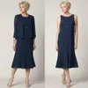 Navy 2 Piece Mor of Bride Kjolar med jacka Elegant Te Längd Chiffon Country Wedding Guest Beaded Empire Waist Grooms Morklänning