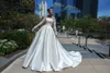 Crystal Design Линия Страна Свадебные платья Шнурок Off плеча Аппликации атласные с длинным рукавом Свадебные платья Поезд стреловидности сшитое платье