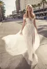 Muse av berta 2020 Bröllopsklänningar Vestidos de Noiva V Neck Backless Bridal Gown Slit En Linje Lace Bröllopsklänning Anpassad