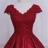 2022 Vermelho V-pescoço de manga curta vestido de baile vestidos de bola applique laço pérolas frisado de lace-up graduação vestido formal vestidos de noite mais