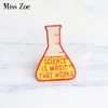 Miss Zoe Science هو السحر الذي يعمل على شكل دبابيس المينا شارة قياس كوب بروش طية صدر السترة دبوس مجوهرات إبداعية هدايا دبابيس للأطفال والنساء والرجال