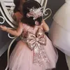 Bebek Bebek Yürüyor Vaftiz Elbiseler Gül Altın Sequins Diz Boyu Tutu Çiçek Kız Elbise ile Büyük Yay Sevimli Doğum Günü Partisi Törenlerinde 2017