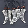 Mode Hele 12PCSLOT Cool Imitatie Wolf Tand Hanger Ketting Hand Carving Lucky Patroon Ketting Choker voor mannen vrouwen05808888