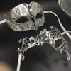 GNHYLL Lover Kadın erkek Maske Gümüş Metal Çift Venedik Masquerade Maskeleri Altın Top Düğün Mardi Gras Parti Göz Maskeleri Set