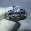 Gioielli femminili di lusso fatti a mano Princess cut 5A Zircon stone White Gold Filled Set di fedi nuziali per fidanzamento da donna