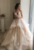 2019 샴페인 라인 웨딩 드레스 브이 넥 스파게티 스트랩 Appliques 레이스 Tulle 계층화 된 Backless 신부 가운 우아한 웨딩 드레스
