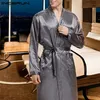 Mode Silk Satin Mens Sleepwear Robe Långärmad Höst Långt badrock Lightwear Avtagbara Bältfickor Klänning Pajamas