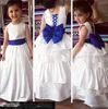 Witte koninklijke blauwe bloemmeisje jurken voor bruiloft satijn tiered lace-up meisjes pageant jurken met boog vloer lengte baby feestjurk