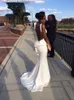 Afrikaans zwart meisje wit prom dress lange sexy spaghetti backless sweep trein partij jurk ruches avondjurk