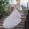 Dubai Brautporträt, Prinzessin-Hochzeitskleid, luxuriöse, schulterfreie Brautkleider mit Spitze und Applikationen, glamouröse königliche Hochzeitskleider von Arabia