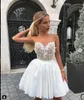 Abiti da cocktail corti in chiffon bianco Ballo scolastico con applicazioni in pizzo Mini abiti sexy Sweet 16 Vestidos de fiesta Abiti da ritorno a casa