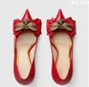 Marca mulheres de couro mid-heel bomba com arco com metal abelha dedo do pé vermelho e preto cor branca 70mm e 50mm salto mulheres bomba de sapatos de casamento
