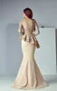 Champagne Lace Stain Peplum Long Evening Formell Wear Dresses 2018 Sheer Neck Långärmad Dubai Arabisk Mermaid Prom Dress