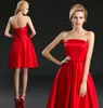 Underbara korta hemkomstklänningar Röd satinfestklänning Strapless Ärmlös Enkel Billiga Skräddarsydda Graduation Prom Dress