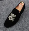 Mode män loafers glida på skrubbe trend sammet skor casual velvet tofflor brittiska klänning skor män lägenheter bröllop och festskor