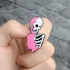 Bayan Zoe Yarım Pembe İskelet Emaye Pin Punk Serin Kafatası Broş Yaka Pin Basit Simgeler Pins Düğme Rozeti Karikatür Moda Takı Hediye