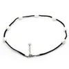 Le dernier collier de perles d'eau douce naturelles de mode de conception 10pcs collier de corde en cuir de perles blanches naturelles