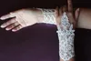 Hot 100% vero cristallo nuovo arrivo a buon mercato in magazzino appliques di pizzo perline senza dita lunghezza del polso con nastro guanti da sposa accessori da sposa