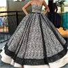 Fabulous Black Lace Prom Klänningar Sexig V-Neck Ärmlös Sash Ball Gown Quinceanera Klänningar Glamorös Prom Klänning Fascinerande Aftonklänning