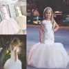 かわいい王女の女の子Pageantガウンレースのアップリケ結婚式のチュールスイープ列車の誕生日パーティードレスのためのノースリーブの人魚の花の女の子のドレス