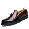 Snygg Pekad Toe Casual Party Formella skor för män Billiga blandade färger Läder Tassel Loafers Mens Bröllopsskor 3 färger