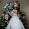 Hi Lo Flower Girls Dresses 2018 Off the Shoulder Abiti da sposa per bambini Abito da prima comunione in pizzo per bambine Fiori fatti a mano