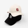 Cappellini ricamati con lettera alla moda Cappellino da baseball nero e beige per uomo e donna Cappelli da golf unisex Street Style