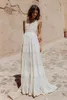 2019 Vestidos de novia bohemios Halter Cuello en V profundo Bordado de lujo Tren de barrido Vestidos de novia sin espalda por encargo Vestido de novia de playa Boho